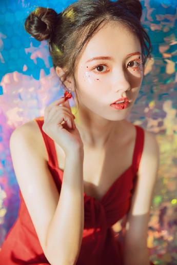 手抓巨型胸肌跳动视频